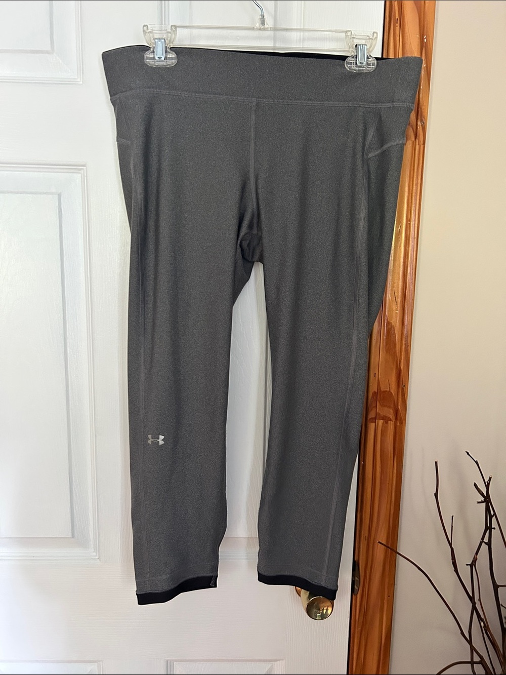 Under Armour Gray Capri Performance Leggings Size XL (Woman)